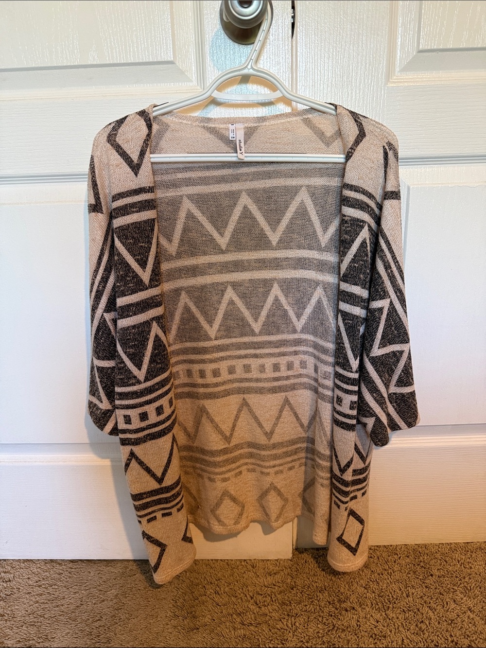 Studio Y Beige and Gray Geometric Open-Front Cardigan